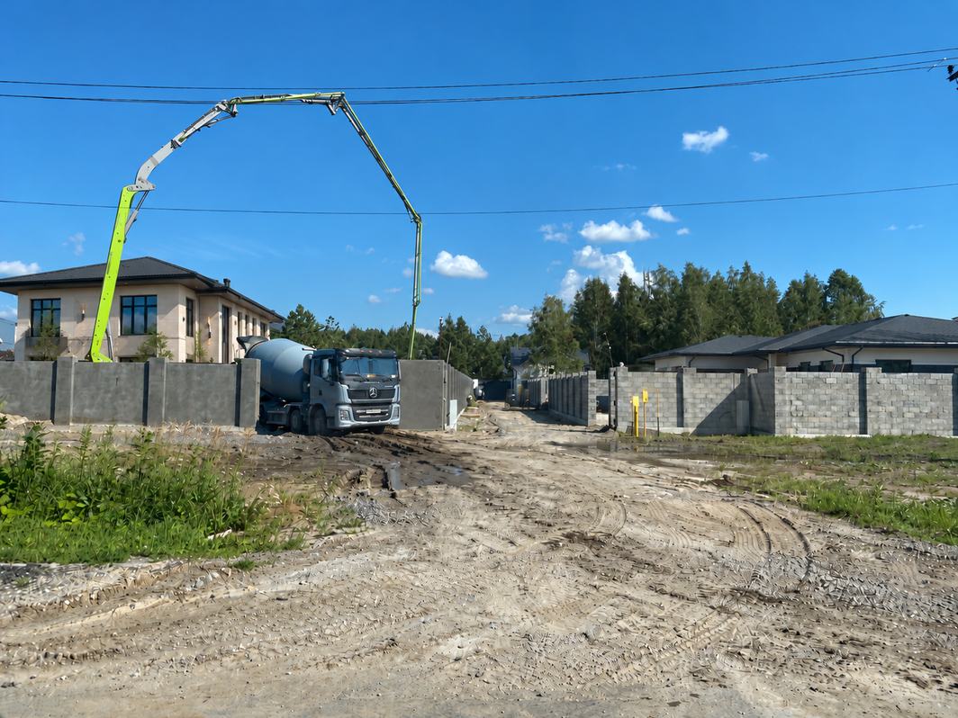 Заливка монолитного фундамента частного дома бетононасосом